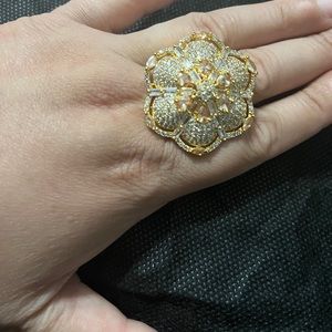 Diamond style , 1 carat gold ring , beautiful ring.